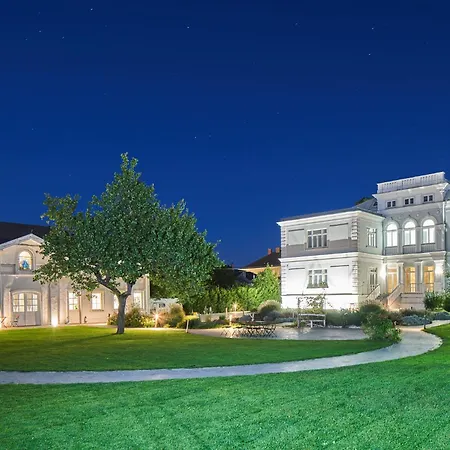 Mit Gartenblick Und Terrasse Baden