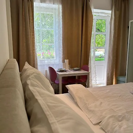 Mit Gartenblick Und Terrasse Apartmán