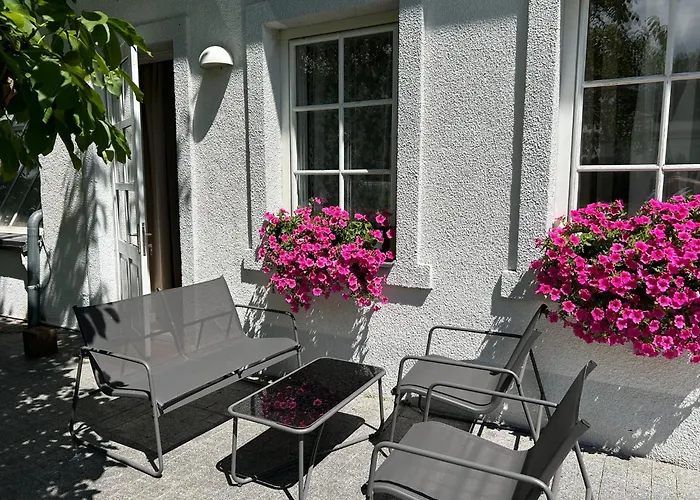 Mit Gartenblick Und Terrasse